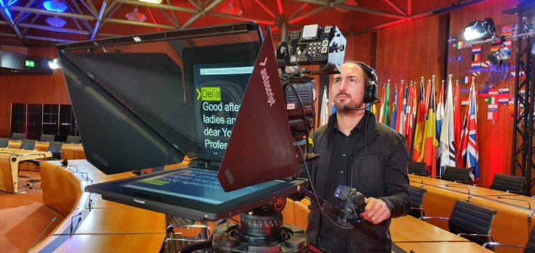 Kameramann und Teleprompter während der Live-Übertragung einer Veranstaltung eines Unternehmens