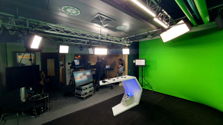 Greenscreen Studio vor eine Live-Übertragung eines Town Hall Meetings in einem Unternehmen