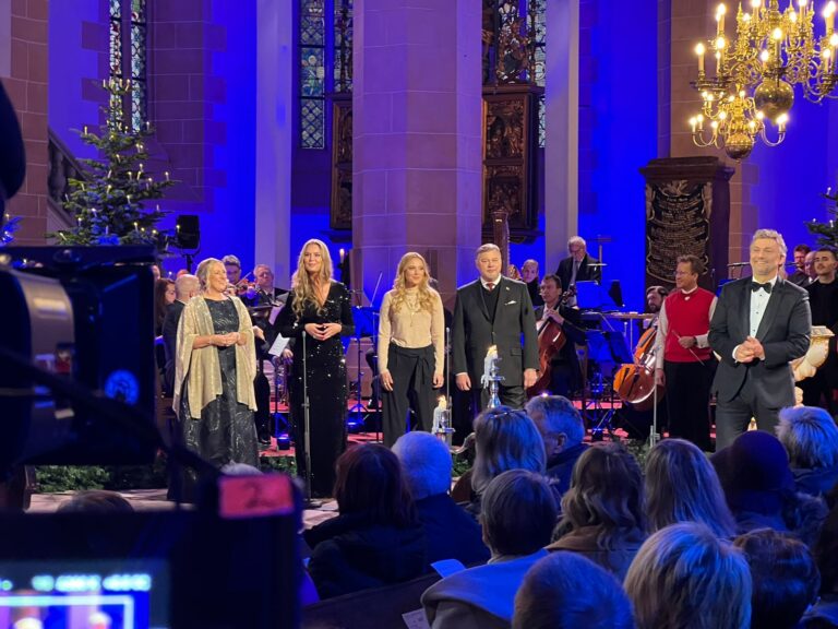 Künstler auf der Bühne während der Aufzeichnung für die Sendung "Weihnachten mit Jonas Kaufmann" im ZDF